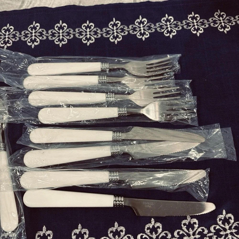 Vintage Gibson white-handled stainless steel flatware 4 spoons, knives & forks